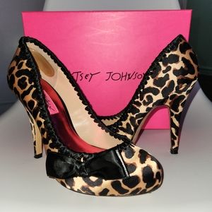 BETSY JOHNSON PUMPS